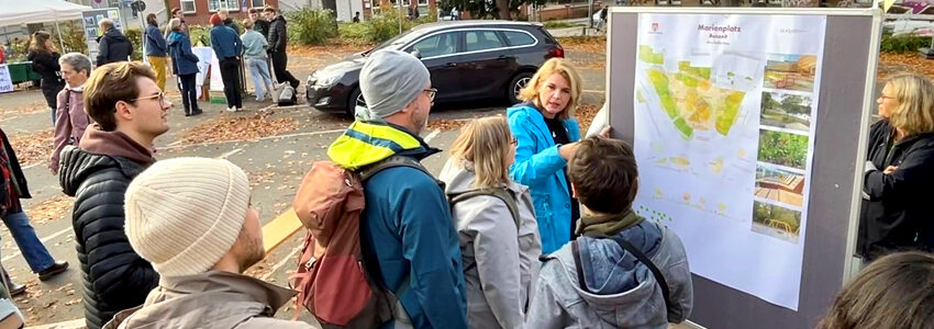 Foto: Hansestadt Lüneburg. Marienplatz am 26.10.2024: OB Claudia Kalisch erläutert eine der Varianten.