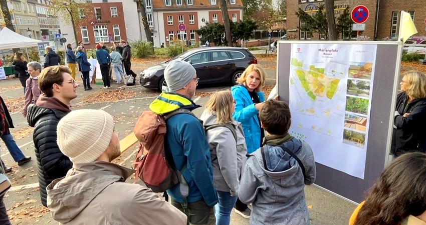 Foto: Hansestadt Lüneburg. Marienplatz am 26.10.2024: OB Claudia Kalisch erläutert eine der Varianten.