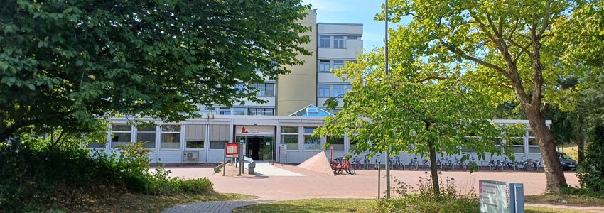 Eingangsbereich Psychiatrische Klinik Lüneburg. Foto: Christine Böhm.