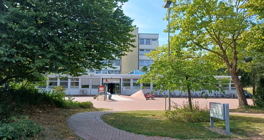 Eingangsbereich Psychiatrische Klinik Lüneburg. Foto: Christine Böhm.