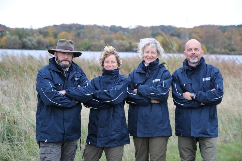 Foto: Landkreis Harburg. Die Rangerinnen und Ranger des Landkreises (von links) Carina Peters, Florian Baier, Astrid Seidler und Andreas Maron sprechen die Menschen an, kassieren aber keine Bußgelder.