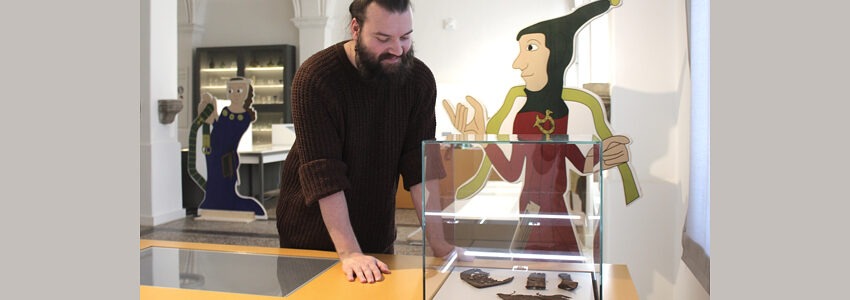 Stadtarchäologe Tobias Schoo in der Sonderausstellung „Lüneburg in den Kinderschuhen“. Foto: Museum Lüneburg.