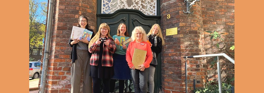 Foto: Hansestadt Lüneburg. Das Team der Ratsbücherei freut sich auf große und kleine Gäste am Tag der Bibliotheken, 26. Oktober 2024.