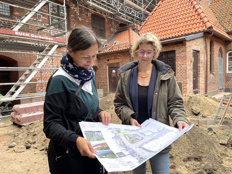 Foto: Hansestadt Lüneburg. Projektleiterin Djamila Zeranski (links) und Maja Lucht, Fachbereichsleiterin der städtischen Gebäudewirtschaft, auf der Großbaustelle im alten Rathaus. In dem ehemaligen Küchenanbau des Ratskellers sowie in der Ratsherrenstube werden künftig die Toiletten eingebaut. Zuvor aber musste die alte Bausubstanz saniert, Schadstoffe entfernt und die Kellerdecke komplett erneuert werden.