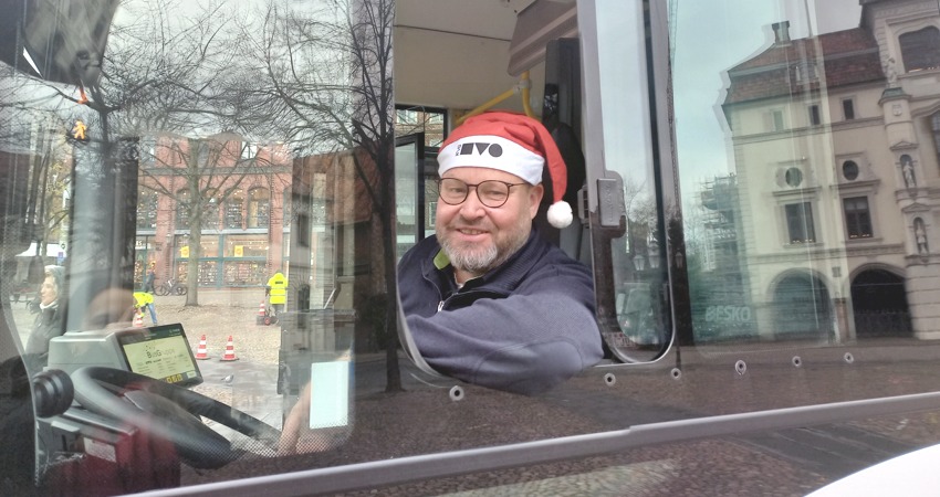 Foto: Hansestadt Lüneburg. Busfahrer Frank Wegner freut sich auf seinen Einsatz an den Adventssamstagen.