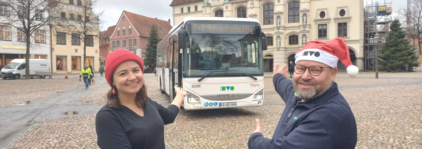 Foto: Hansestadt Lüneburg. Merve Künkenrenken aus dem Bereich Mobilität und Busfahrer Frank Wegner werben für den Adventsshuttle.