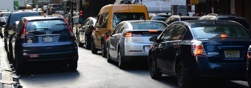 Autos in der Innenstadt. Foto: Filip Filipović, Pixabay.