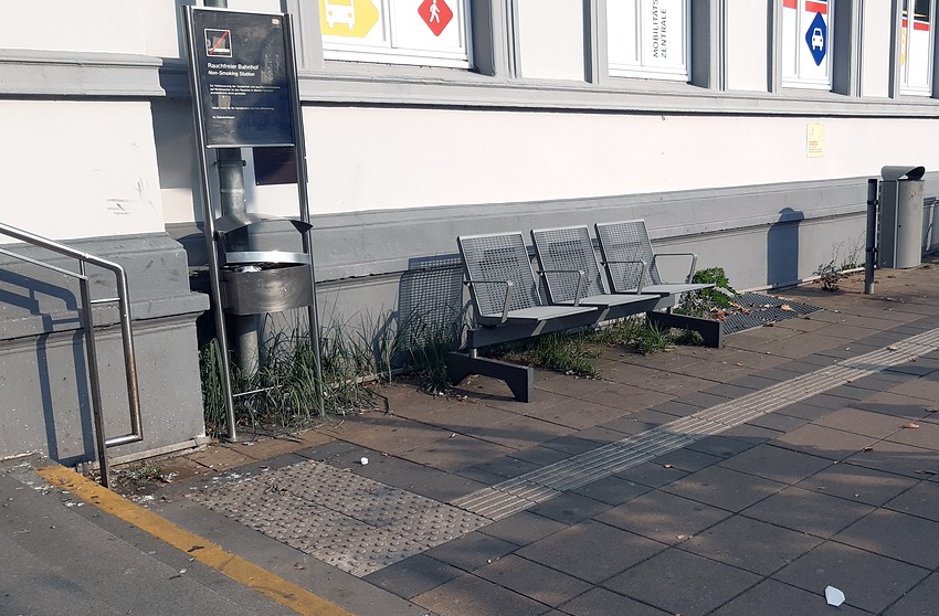 Foto: FUSS e.V. Eingangsbereich des Bahnhofs rechts der Haupttreppe. Taubenkot und Schmutz am Boden. Hier möchte man sich nicht gerne hinsetzen. 