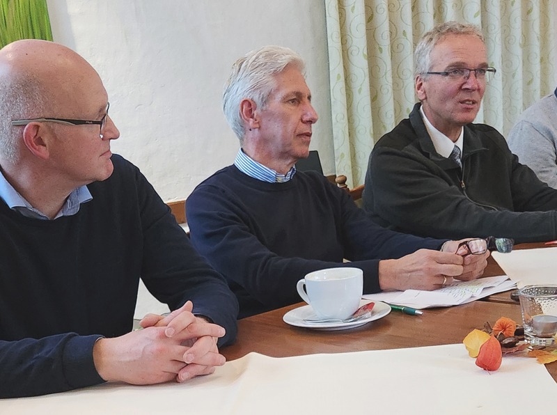 Foto: Landkreis Lüneburg. Von links: Nach der Herbstdeichschau 2024 fordern Christoph Sander vom Deich- und Wasserverband Vogtei Neuland und die Landräte Rainer Rempe und Jens Böther vom Land Niedersachsen dringend Maßnahmen zum Hochwasserschutz.