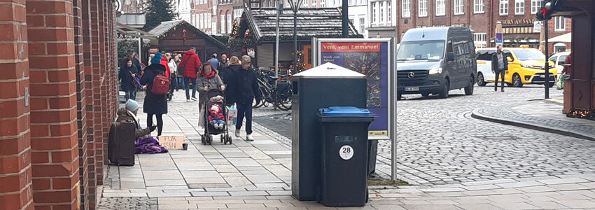 "Für Essen". Am Sande, Lüneburg. - Betteln ist grundsätzlich erlaubt, so das Ordnungsamt Lüneburg. Foto: Lüne-Blog.