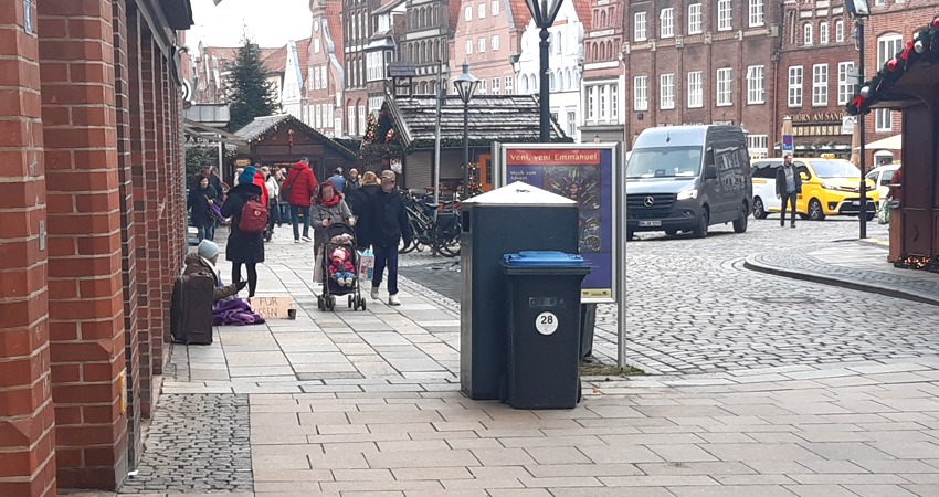 "Für Essen". Am Sande, Lüneburg. - Betteln ist grundsätzlich erlaubt, so das Ordnungsamt Lüneburg. Foto: Lüne-Blog.