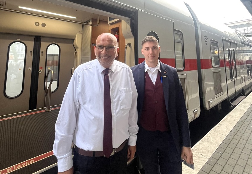 Detlev Schulz-Hendel und Justin Huber am Bahnsteig. Foto: Detlev Schulz-Hendel.