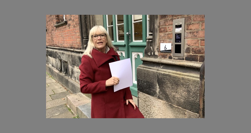 7. November 2024: Heike Thies, Vorsitzende und Pressesprecherin der Bürgerinitiative Ja zur Fähre - Nein zur Brücke e.V. gibt die bei der BI eingegangenen Einwendungen persönlich beim Amt für Regional- und Bauleitung in Lüneburg ab. Foto: BI.