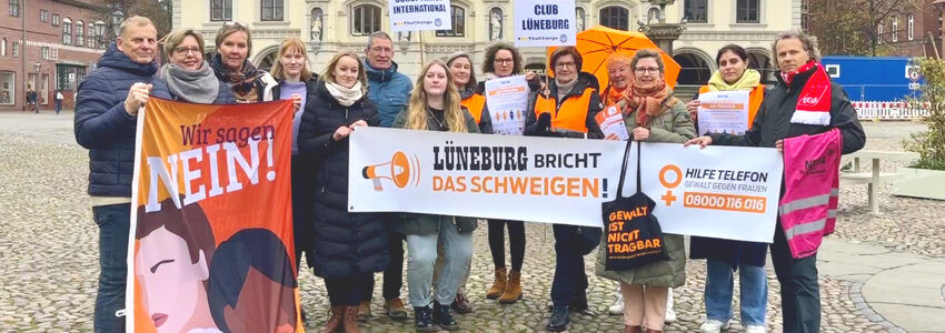 Foto: Lüneburger Bündnis gegen Gewalt an Frauen - Gruppenfoto für Orange Days 2024.