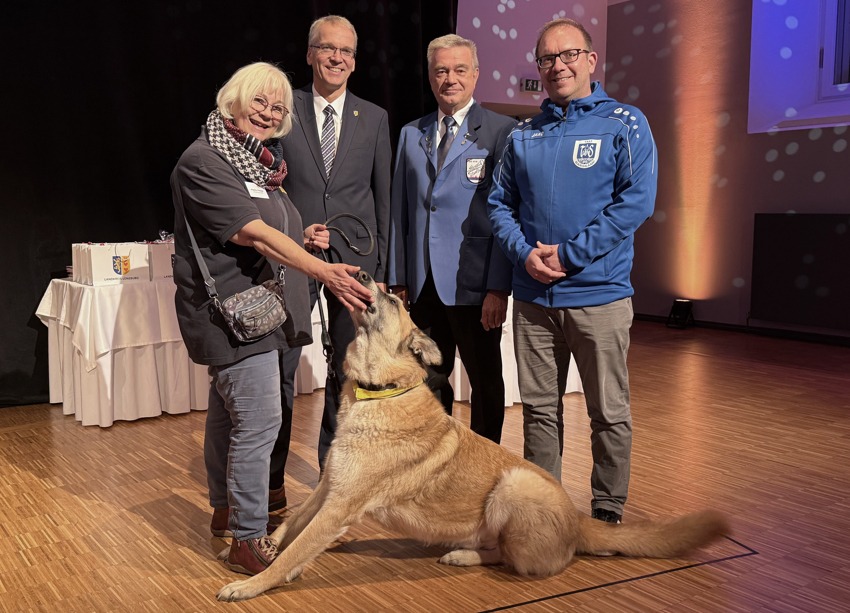 Foto: Landkreis Lüneburg. Tag der Ehrenamtlichen am 22.11.2024. Auszeichnung für 57 Ehrenamtliche, unter anderem Angelika Schlüter mit ihrem Hund und Christian Bachthaler.