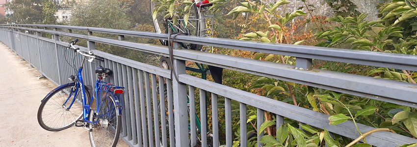 Foto: Lüne-Blog. Herrenlose Fahrräder auf der Lösegraben-Brücke bei der Scholzekreuzung. Sie blockieren Verkehrsraum und beeinträchtigen die Verkehrssicherheit.