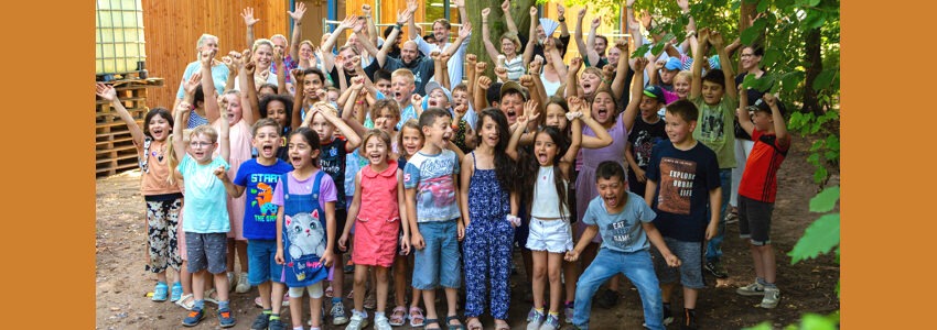 Foto: Sympathiefilm/Difu. Die Hortkinder an der Anne-Frank-Schule in Kaltenmoor freuen sich mit. Im Hintergrund das prämierte Hortgebäude.