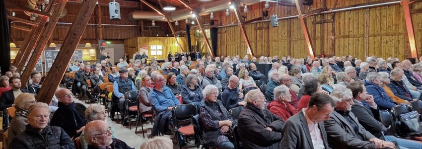 Info-Veranstaltung der Initiative “Bezahlbarer Wohnraum im Erbbau Lüneburg” im Kulturforum Wienebüttel: Etwa 250 Personen informierten sich über das Lösungsmodell der Initiative. Vertreter:innen der fraktionsübergreifenen Arbeitsgruppe wollten nicht an der Podiumsdiskussion teilnehmen.