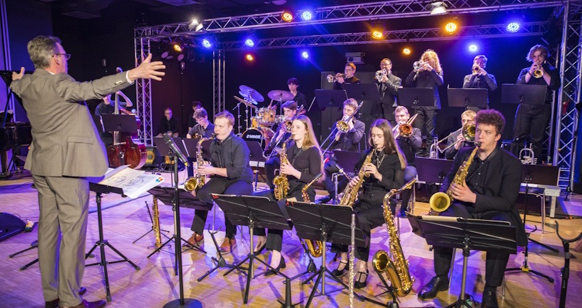 Jugendjazzorchester Niedersachsen mit Dirigent. Foto: Jörg Scheibe,