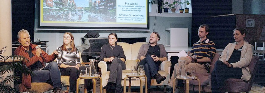 Podium bei der Veranstaltung Klimaschutz und -anpassuung am 22.10.2024. Foto: Klimaentscheid Lüneburg.