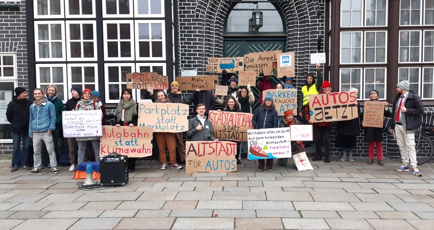 Lüneburger Bündnis für ausgewogene Verkehrsplanung. Demonstration am 16.11.2024. Foto: Lüne-Blog.