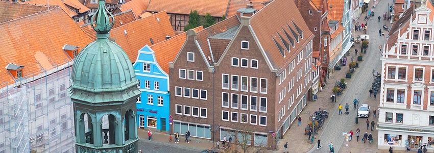 Foto: Hansestadt Lüneburg. Die Stadt wird das ehemalige "Lünebuch"-Gebäude am Marktplatz kaufen und dort moderne Büroräume für die Verwaltung schaffen.