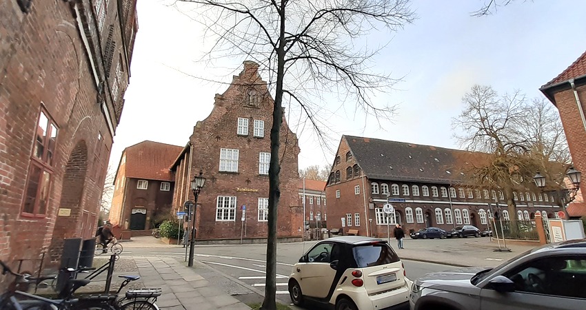 Das Gebäude mit der goldenen Aufschrift ist die Ratsbücherei. Rechts davon ist der Durchgang zur Kinder- und Jugendbücherei Auf dem Klosterhof. Ganz links ist noch ein Teil des Rathauses zu sehen. Foto: Lüne-Blog.