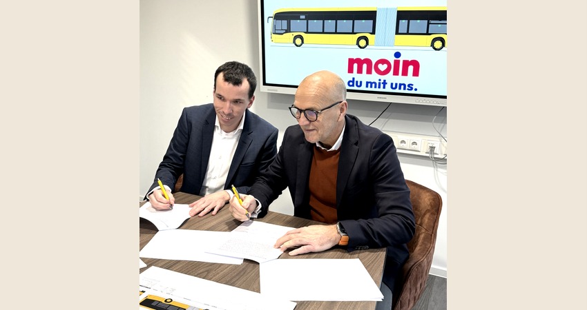 Besiegelten den Kauf von 20 E-Bussen: Nikolas Wenzel, Geschäftsführer der kreiseigenen MOIN Mobilitätsinfrastruktur und -betriebs GmbH Landkreis Lüneburg (links), und Stephan Fittkau, Leiter Vertriebsregion Nordost bei Daimler Busses. Foto: Landkreis Lüneburg
