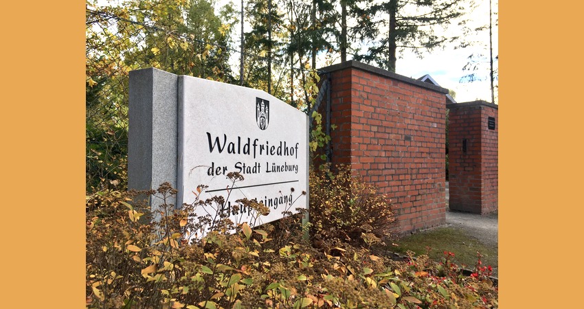 Foto: Hansestadt Lüneburg. Eingang Waldfriedhof.