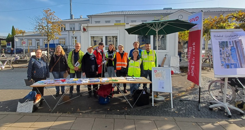 Foto: Christine Böhm. AG Lüneburg zu Fuß: Aktion "Bahnhof für alle!", 19.10.2024. 