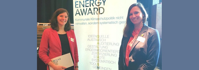 Dr. Hanna Weber und Janna Hoveida aus dem Klimateam des Landkreises Lüneburg bei der Verleihung des European Energy Award in Düsseldorf. (Foto: Landkreis Lüneburg).