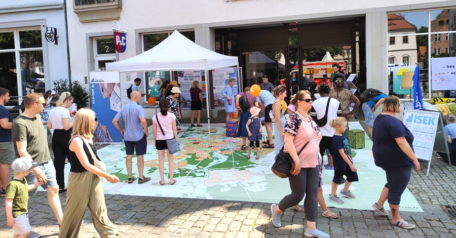 Foto: Hansestadt Lüneburg. Infostand zum Stadtentwicklungskonzept ISEK im Sommer 2023.