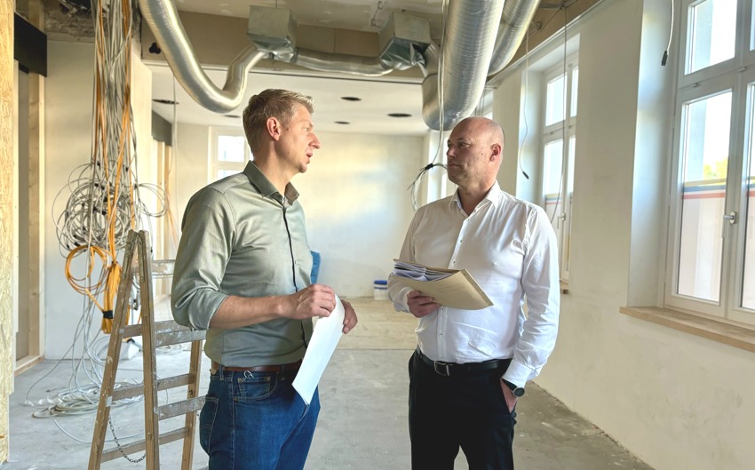 Foto: Hansestadt Lüneburg (Archiv). Machten sich im Sommer gemeinsam ein Bild von der Baustelle in der künftigen Mobilitätszentrale im Bahnhof: Rainer Müller (rechts), Kreisrat für Mobilität und Finanzen beim Landkreis, und Jürgen Kipke, Fachbereichsleiter Klimaschutz, Nachhaltigkeit, Umwelt und Mobilität bei der Hansestadt.