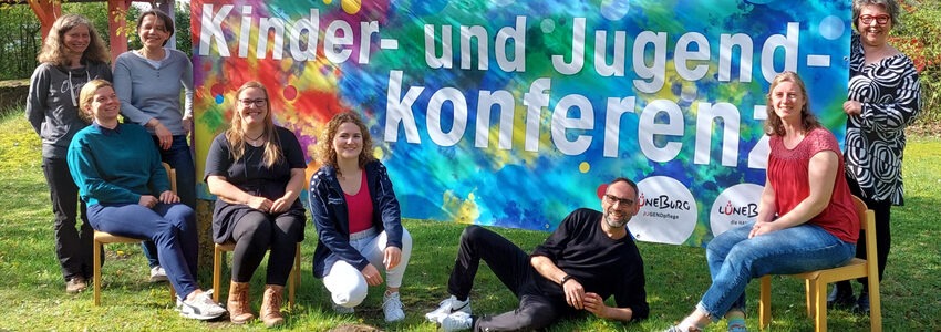 Kooperationspartner:innen bei der Kinder- und Jugendkonferenz. Foto: Hansestadt Lüneburg.