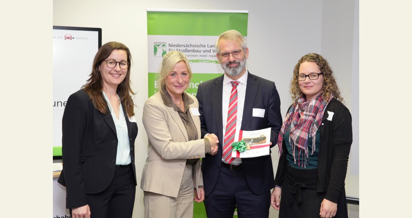 Foto: NLStBV. Von links: Meike Härtig, Landrätin Dagmar Schulz, Timo Quander, Präsident der Niedersächsischen Landesbehörde für Straßenbau und Verkehr,  und Anika Mannig, Stabsstelle für Klimaschutz und Mobilität.