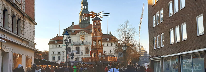 Lüneburg: Rathaus mit Weihnachtsmarkt. Foto: Hansestadt Lüneburg.