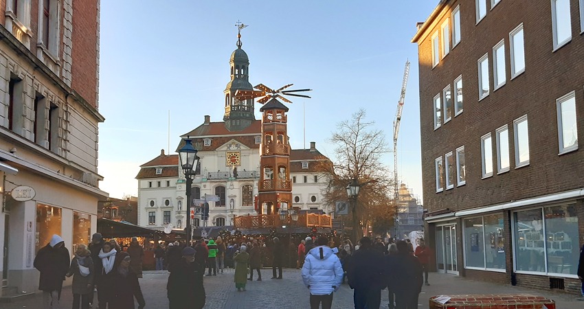 Lüneburg: Rathaus mit Weihnachtsmarkt. Foto: Hansestadt Lüneburg.