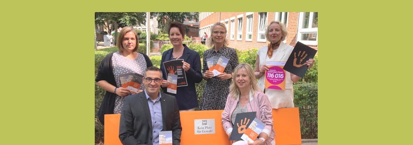 Foto: Agentur für Arbeit. Von links: Saskia Prottengeyer, Tanja Zerbin-Münstedt, Nicole Wetjen, Gabriele Behrens-Gerds (stehend), Sven Rodewald und Evelyn König (sitzend) bei der Übergabe der Bank am 8. August 2024.