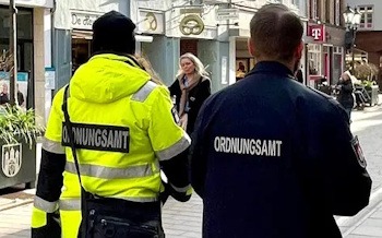 Ordnungsamt Lüneburg im November 2024 bei der Kontrolle des Bettelns mit Hund. Foto: Hansestadt Lüneburg.