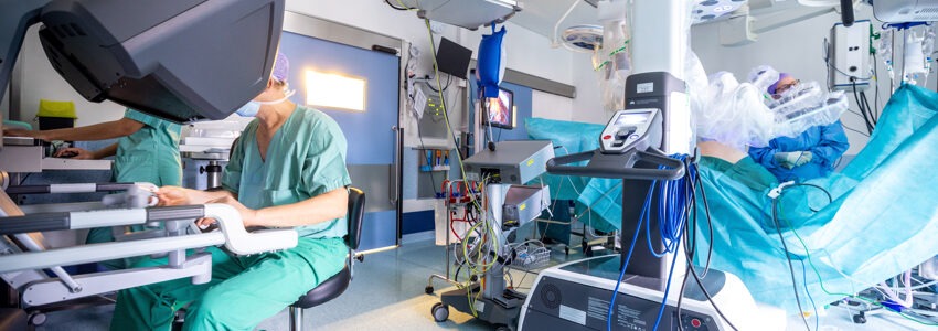 Bei den OPs mit dem DaVinci-Roboter sitzt der Operateur an einer Konsole, die seine Handbewegungen skaliert, filtert und übersetzt. Diese werden dann von dem Roboter am OP-Tisch ausgeführt. Foto: Andreas Tamme, Klinikum Lüneburg.