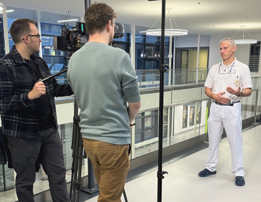 Foto: Klinikum Lüneburg. Dr. Björn Kaftan, Leitender Oberarzt der Klinik für Urologie, im Interview mit Niels Walker, NDR Fernsehen.