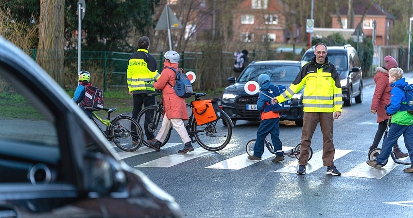 Schulleiter Hendrik Garbers und Florian Heuer als Schulweglotsen. Grundschule im Roten Felde, 23. Februar 2024. Foto: Martin Schwanitz, Verkehrswacht Lüneburg.