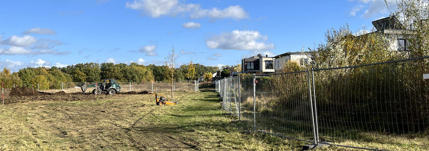 Auf dieser Fläche entsteht der Spielplatz „Hansestraße Nord“. Noch in diesem Jahr soll dieser fertiggestellt werden. Foto: Hansestadt Lüneburg.