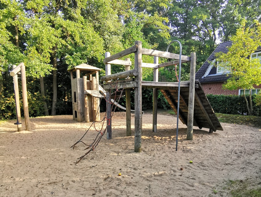 Foto: Hansestadt Lüneburg. Der alte Kletterturm auf dem Spielplatz Erlengrund wurde bereits abgebaut. Jetzt kommt Ersatz.