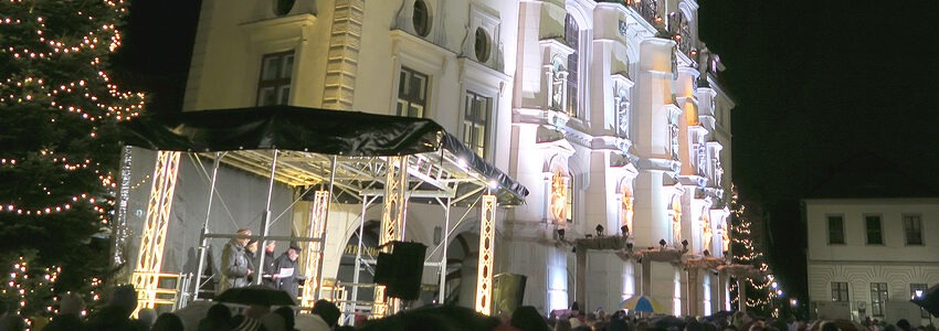 Weihnachtssingen vor dem Rathaus, 23.12.2023. Foto: Hueske, Kirchenkreis Lüneburg.