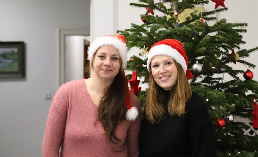 Foto: Landkreis Lüneburg. Die beiden Zahnfeen Isabell Bolz und Jacqueline Haas freuen sich auf viele strahlende Gesichter. 