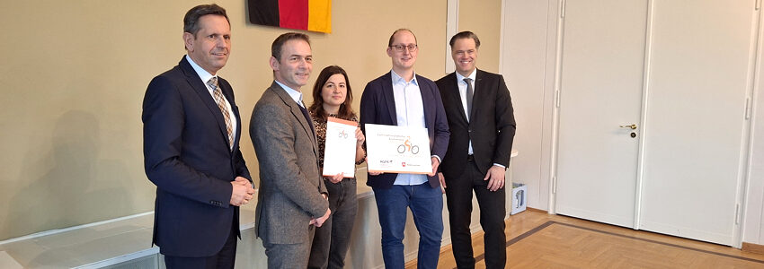 Foto: Niedersächsisches Ministerium für Wirtschaft, Verkehr, Bauen und Digitalisierung. BU: Verkehrsminister Olaf Lies (l.) übergab das Zertifikat an Lüneburgs Ersten Stadtrat Markus Moßmann (2.v.l.) und Merve Künkenrenken und Bastian Hagmaier aus dem Bereich Mobilität. Thimo Weitemeier (r.), Vorsitzender der AGFK (Arbeitsgemeinschaft Fahrradfreundlicher Kommunen Nds/Bremen) und Stadtbaurat aus Osnabrück gratulierte.