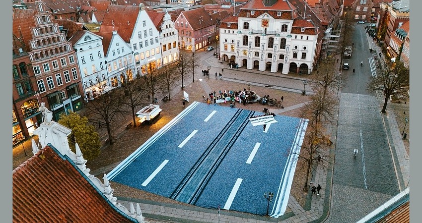 Marktplatz Lüneburg: Banner in Autobahnbreite. Bei Lüneburg ist die Breite noch erheblich größer, weil hier zusätzlich Ausfahrten und - wegen des engen Kurvenradius - Einfädelspuren dazukommen. Foto: Malte Hübner.