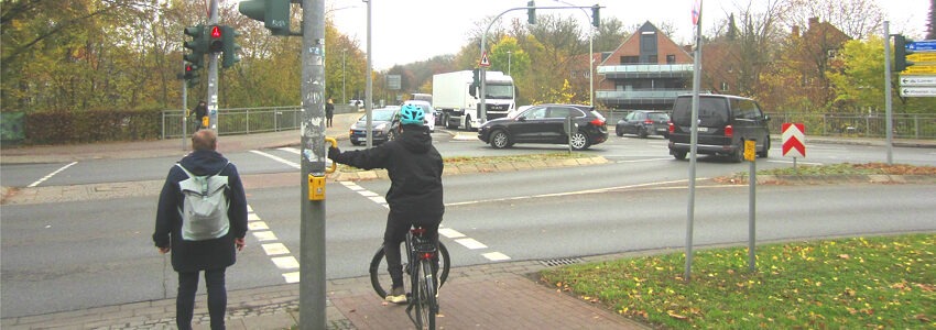 Warten an der Bettelampel. Foto: VCD Elbe-Heide.