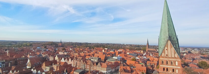 Foto: Christine Böhm. Blick auf die Altstadt von Lüneburg, St. Johannis und Am Sande (Luftbild).
